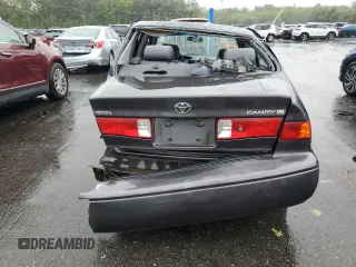 2000 Toyota Camry CE z VIN JT2BG22K7Y0479410, wystawiony jako Copart lot #57871825 z przebiegiem 222 941 mil mil oraz Tytuł czysty. Historia ofert i sprzedaży dostępna na DreamBid. Obrazek 6.