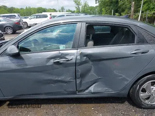 2024 Hyundai Elantra SE z VIN KMHLL4DG2RU740976, wystawiony jako IAAI lot #42243972 z przebiegiem 43 512 mil mil oraz . Historia ofert i sprzedaży dostępna na DreamBid. Obrazek 14.