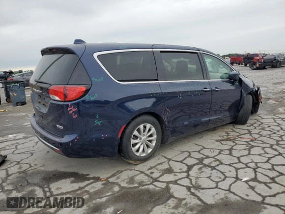 2019 Chrysler Pacifica Touring Plus z VIN 2C4RC1FG7KR700776, wystawiony jako Copart lot #55738835 z przebiegiem 113 502 mil mil oraz Szkoda całkowita • Salvage title. Historia ofert i sprzedaży dostępna na DreamBid. Obrazek 3.