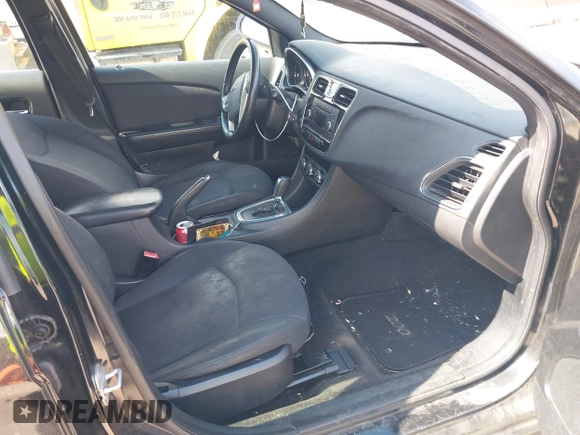 2013 Chrysler 200 Touring z VIN 1C3CCBBB1DN546558, wystawiony jako IAAI lot #42188477 z przebiegiem 164 678 mil mil oraz . Historia ofert i sprzedaży dostępna na DreamBid. Obrazek 5.