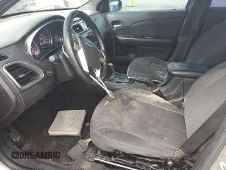 2013 Chrysler 200 Touring z VIN 1C3CCBBG8DN528490, wystawiony jako Copart lot #53862035 z przebiegiem 187 812 mil mil oraz Szkoda całkowita • Salvage title. Historia ofert i sprzedaży dostępna na DreamBid. Obrazek 7.