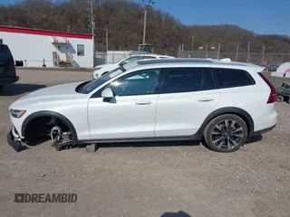 2021 Volvo V60 Cross Country with VIN YV4102WK2M1067849, listed as a IAAI auction lot 41779230 with 42,490 mi miles. Bid and sale history available at carsss.com. Image 14.