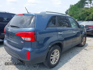 2014 Kia Sorento LX z VIN 5XYKT3A67EG502722, wystawiony jako IAAI lot #42411696 z przebiegiem 104 018 mil mil oraz . Historia ofert i sprzedaży dostępna na DreamBid. Obrazek 4.