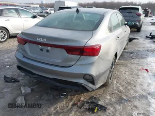 2023 Kia Forte LXS z VIN 3KPF24AD8PE595503, wystawiony jako IAAI lot #41429559 z przebiegiem 43 630 mil mil oraz . Historia ofert i sprzedaży dostępna na DreamBid. Obrazek 4.