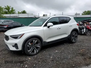 2025 Volvo XC40 Plus Bright Theme z VIN YV4L12UE3S2503506, wystawiony jako Copart lot #58265625 z przebiegiem 12 667 mil mil oraz Czysty tytuł • Clean title. Historia ofert i sprzedaży dostępna na DreamBid. Obrazek 1.