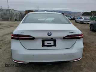 2024 BMW i5 eDrive40 z VIN WBY33FK09RCR63560, wystawiony jako Copart lot #72055444 z przebiegiem 2973 mil mil oraz Szkody całkowita. Historia ofert i sprzedaży dostępna na DreamBid. Obrazek 6.