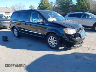 2011 Chrysler Town & Country Touring L z VIN 2A4RR8DG6BR803563, wystawiony jako IAAI lot #40921680 z przebiegiem 59 881 mil mil oraz . Historia ofert i sprzedaży dostępna na DreamBid. Obrazek 1.