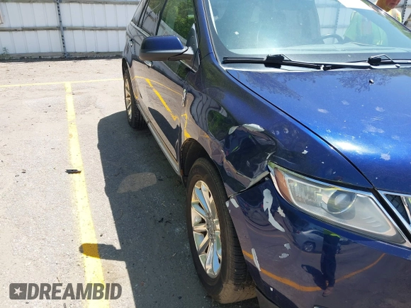 2011 Lincoln MKX z VIN 2LMDJ8JKXBBJ25103, wystawiony jako IAAI lot #42297567 z przebiegiem 122 135 mil mil oraz . Historia ofert i sprzedaży dostępna na DreamBid. Obrazek 6.