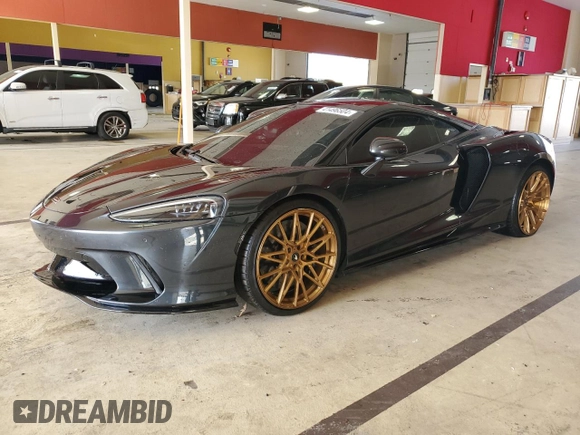 2023 McLaren GT z VIN SBM22GCAXPW002692, wystawiony jako Copart lot #41496504 z przebiegiem Nie podano mil oraz . Historia ofert i sprzedaży dostępna na DreamBid. Obrazek 1.