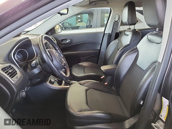 2020 Jeep Compass Latitude z VIN 3C4NJDBB8LT214802, wystawiony jako IAAI lot #42141769 z przebiegiem 89 389 mil mil oraz . Historia ofert i sprzedaży dostępna na DreamBid. Obrazek 1.
