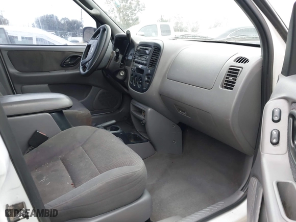 2001 Ford Escape XLT with VIN 1FMYU03121KB61138, listed as a IAAI auction lot 42044869 with 164,698 mi miles. Bid and sale history available at carsss.com. Image 5.