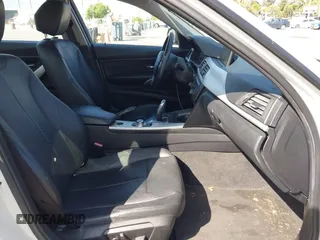 2012 BMW 3 Series 328i z VIN WBA3A5G59CNN65733, wystawiony jako IAAI lot #42413615 z przebiegiem 129 764 mil mil oraz . Historia ofert i sprzedaży dostępna na DreamBid. Obrazek 5.
