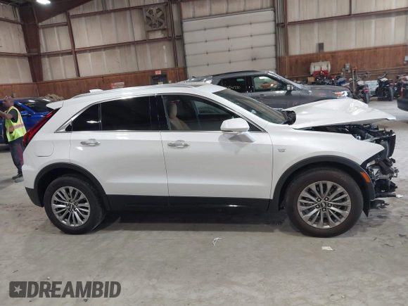 2024 Cadillac XT4 AWD Premium Luxury z VIN 1GYFZDR47RF206465, wystawiony jako IAAI lot #42562562 z przebiegiem 5 951 mil mil oraz . Historia ofert i sprzedaży dostępna na DreamBid. Obrazek 14.