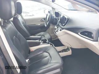 2021 Chrysler Pacifica Hybrid Touring L z VIN 2C4RC1L7XMR593987, wystawiony jako IAAI lot #41855966 z przebiegiem 72 685 mil mil oraz . Historia ofert i sprzedaży dostępna na DreamBid. Obrazek 5.