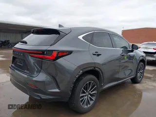 2024 Lexus NX 250 Premium z VIN 2T2GDCAZ7RC015465, wystawiony jako IAAI lot #42171196 z przebiegiem 14 322 mil mil oraz . Historia ofert i sprzedaży dostępna na DreamBid. Obrazek 4.