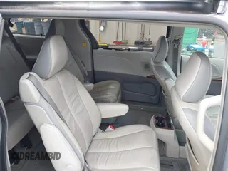 2012 Toyota Sienna XLE AAS z VIN 5TDYK3DC1CS192310, wystawiony jako IAAI lot #41379303 z przebiegiem 119 524 mil mil oraz . Historia ofert i sprzedaży dostępna na DreamBid. Obrazek 8.