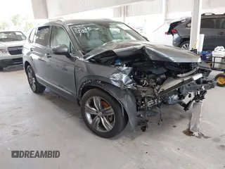 2020 Volkswagen Tiguan SE z VIN 3VV3B7AX0LM007612, wystawiony jako IAAI lot #42275320 z przebiegiem 44 254 mil mil oraz . Historia ofert i sprzedaży dostępna na DreamBid. Obrazek 1.