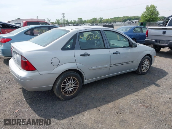2007 Ford Focus S z VIN 1FAFP34N67W338545, wystawiony jako IAAI lot #42111366 z przebiegiem 370 000 mil mil oraz . Historia ofert i sprzedaży dostępna na DreamBid. Obrazek 4.