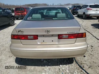 1998 Toyota Camry LE z VIN 4T1BG22K0WU858838, wystawiony jako Copart lot #53525565 z przebiegiem 133 777 mil mil oraz Czysty tytuł • Clean title. Historia ofert i sprzedaży dostępna na DreamBid. Obrazek 6.