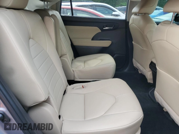 2024 Toyota Highlander LE z VIN 5TDKDRAH9RS548529, wystawiony jako Copart lot #53493205 z przebiegiem 16 627 mil mil oraz Szkoda całkowita • Salvage title. Historia ofert i sprzedaży dostępna na DreamBid. Obrazek 11.