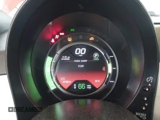 2017 FIAT 500e z VIN 3C3CFFGE2HT546074, wystawiony jako IAAI lot #42269995 z przebiegiem 42 782 mil mil oraz . Historia ofert i sprzedaży dostępna na DreamBid. Obrazek 7.