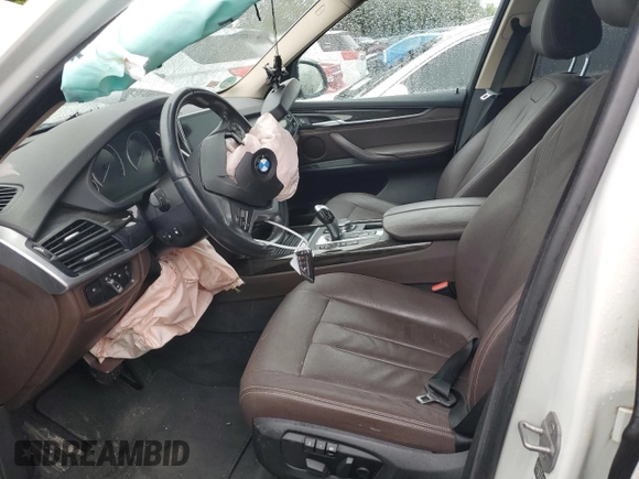 2015 BMW X5 xDrive35i z VIN 5UXKR0C53F0K61488, wystawiony jako Copart lot #57421645 z przebiegiem Nie podano mil oraz Szkoda całkowita • Salvage title. Historia ofert i sprzedaży dostępna na DreamBid. Obrazek 7.