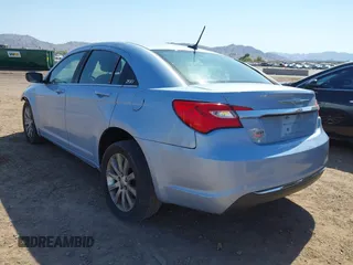 2013 Chrysler 200 Touring z VIN 1C3CCBBB3DN515666, wystawiony jako IAAI lot #41862136 z przebiegiem 142 485 mil mil oraz . Historia ofert i sprzedaży dostępna na DreamBid. Obrazek 3.