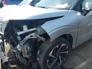 2024 Mitsubishi Outlander SE z VIN JA4J3VA83RZ027953, wystawiony jako IAAI lot #42280038 z przebiegiem 32 733 mil mil oraz . Historia ofert i sprzedaży dostępna na DreamBid. Obrazek 18.