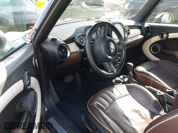 2012 MINI Convertible z VIN WMWZN3C53CT134194, wystawiony jako IAAI lot #42261686 z przebiegiem 104 099 mil mil oraz . Historia ofert i sprzedaży dostępna na DreamBid. Obrazek 5.