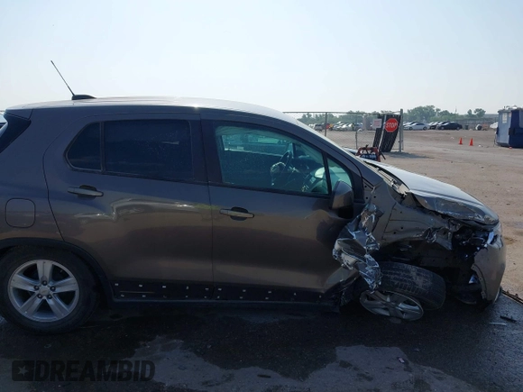 2020 Chevrolet Trax LS z VIN KL7CJKSB4LB334834, wystawiony jako IAAI lot #42332641 z przebiegiem 57 195 mil mil oraz . Historia ofert i sprzedaży dostępna na DreamBid. Obrazek 6.