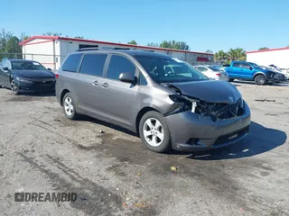 2017 Toyota Sienna LE Auto Access Seat with VIN 5TDKZ3DC7HS781788, listed as a IAAI auction lot 41793638 with 65,529 mi miles. Bid and sale history available at carsss.com. Image 1.