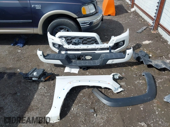 2023 Toyota Tacoma SR z VIN 3TYCZ5AN5PT151681, wystawiony jako IAAI lot #41936577 z przebiegiem 30 056 mil mil oraz . Historia ofert i sprzedaży dostępna na DreamBid. Obrazek 12.