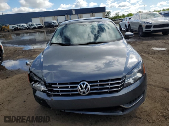 2015 Volkswagen Passat SE z VIN 1VWBV7A38FC030038, wystawiony jako Copart lot #58314365 z przebiegiem 121 533 mil mil oraz Czysty tytuł • Clean title. Historia ofert i sprzedaży dostępna na DreamBid. Obrazek 5.