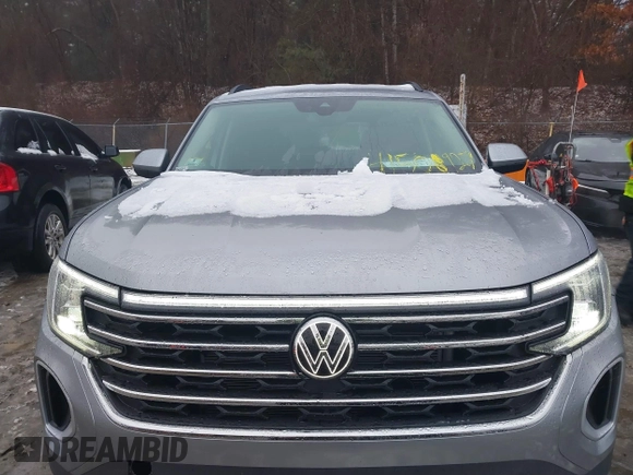 2024 Volkswagen Atlas SE z VIN 1V2HR2CA5RC573575, wystawiony jako IAAI lot #41508927 z przebiegiem 2 647 mil mil oraz . Historia ofert i sprzedaży dostępna na DreamBid. Obrazek 6.
