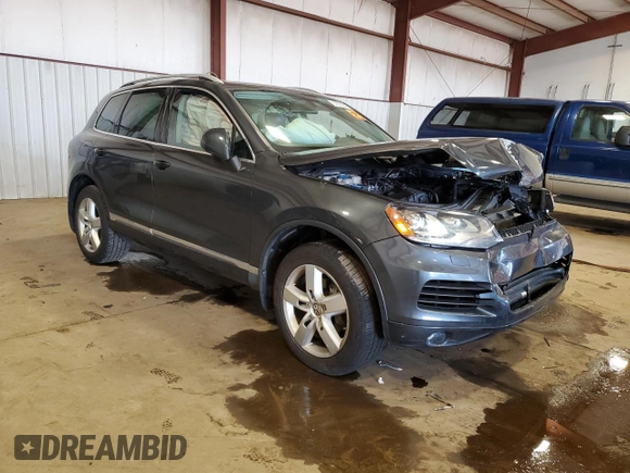 2014 Volkswagen Touareg Lux z VIN WVGEF9BP9ED014963, wystawiony jako Copart lot #50555345 z przebiegiem 153 907 mil mil oraz Szkoda całkowita • Salvage title. Historia ofert i sprzedaży dostępna na DreamBid. Obrazek 4.