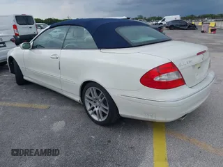 2009 Mercedes-Benz CLK 350 z VIN WDBTK56FX9T105106, wystawiony jako IAAI lot #42381316 z przebiegiem 59 138 mil mil oraz . Historia ofert i sprzedaży dostępna na DreamBid. Obrazek 3.