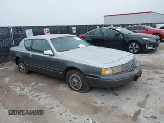 1988 Mercury Cougar z VIN 1MEBM6048JH701244, wystawiony jako IAAI lot #42139281 z przebiegiem Nie podano mil oraz . Historia ofert i sprzedaży dostępna na DreamBid. Obrazek 1.