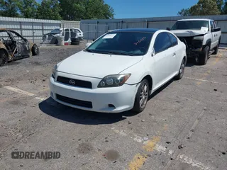 2010 Scion tC z VIN JTKDE3B71A0313020, wystawiony jako IAAI lot #42308791 z przebiegiem 177 716 mil mil oraz . Historia ofert i sprzedaży dostępna na DreamBid. Obrazek 2.