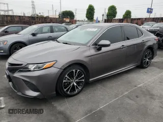 2018 Toyota Camry LE z VIN 4T1B11HK4JU558313, wystawiony jako Copart lot #60754125 z przebiegiem 79 396 mil mil oraz Czysty tytuł • Clean title. Historia ofert i sprzedaży dostępna na DreamBid. Obrazek 1.