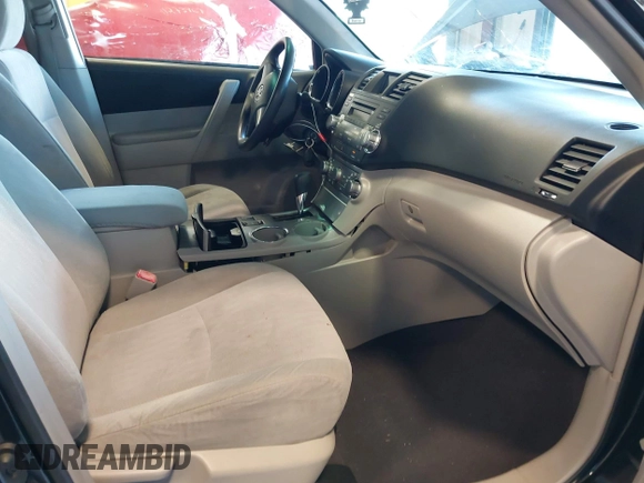 2011 Toyota Highlander z VIN 5TDBK3EH5BS072184, wystawiony jako IAAI lot #41549319 z przebiegiem 133 428 mil mil oraz . Historia ofert i sprzedaży dostępna na DreamBid. Obrazek 5.