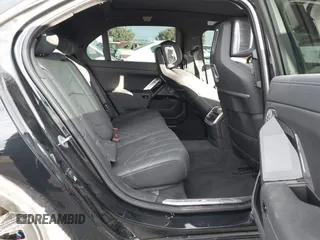 2023 BMW i7 xDrive60 z VIN WBY53EJ08PCN64169, wystawiony jako IAAI lot #40994066 z przebiegiem 6326 mil mil oraz . Historia ofert i sprzedaży dostępna na DreamBid. Obrazek 8.