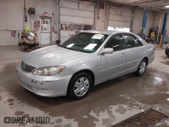 2005 Toyota Camry STD z VIN 4T1BE32K65U400652, wystawiony jako IAAI lot #41986431 z przebiegiem 218 412 mil mil oraz . Historia ofert i sprzedaży dostępna na DreamBid. Obrazek 2.