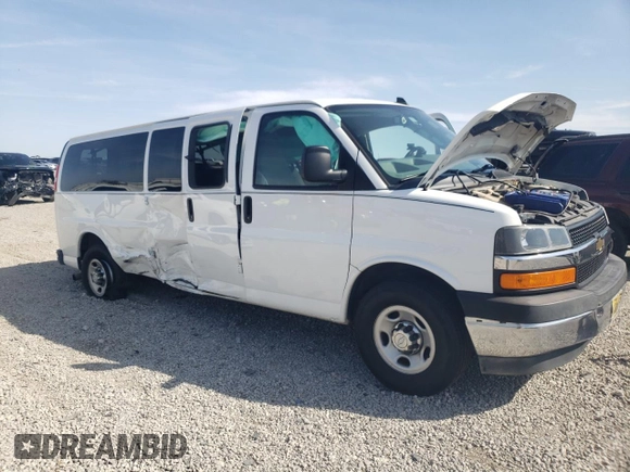 2017 Chevrolet Express Passenger LT z VIN 1GAZGPFG0H1339243, wystawiony jako Copart lot #51465385 z przebiegiem 116 263 mil mil oraz Szkoda całkowita • Salvage title. Historia ofert i sprzedaży dostępna na DreamBid. Obrazek 4.