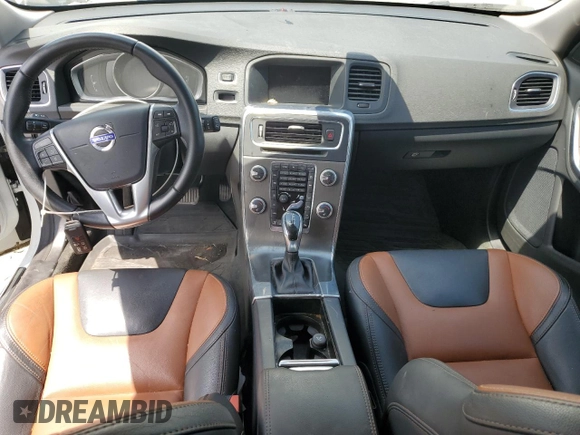 2016 Volvo V60 T5 z VIN YV4612HK0G1015978, wystawiony jako Copart lot #54699005 z przebiegiem 95 121 mil mil oraz Czysty tytuł • Clean title. Historia ofert i sprzedaży dostępna na DreamBid. Obrazek 8.