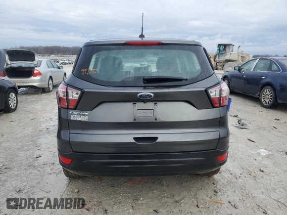 2018 Ford Escape S z VIN 1FMCU0F75JUD28557, wystawiony jako Copart lot #47191165 z przebiegiem 154 597 mil mil oraz Czysty tytuł • Clean title. Historia ofert i sprzedaży dostępna na DreamBid. Obrazek 6.
