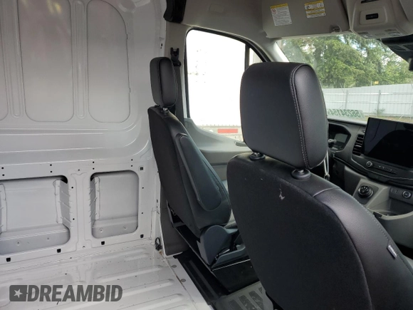2023 Ford E-Transit Cargo z VIN 1FTBW9CK3PKA78425, wystawiony jako Copart lot #56234154 z przebiegiem 6961 mil mil oraz Szkody całkowita. Historia ofert i sprzedaży dostępna na DreamBid. Obrazek 11.