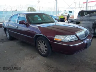 2006 Lincoln Town Car Signature Limited with VIN 1LNHM82W46Y627474, listed as a IAAI auction lot 41962894 with 72,889 mi miles. Bid and sale history available at carsss.com. Image 1.