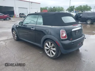 2013 MINI Convertible z VIN WMWZN3C54DT568819, wystawiony jako IAAI lot #41951061 z przebiegiem 154 498 mil mil oraz . Historia ofert i sprzedaży dostępna na DreamBid. Obrazek 3.