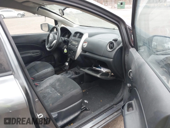 2017 Nissan Note SV z VIN 3N1CE2CP3HL371500, wystawiony jako IAAI lot #41777764 z przebiegiem 109 413 mil mil oraz . Historia ofert i sprzedaży dostępna na DreamBid. Obrazek 5.