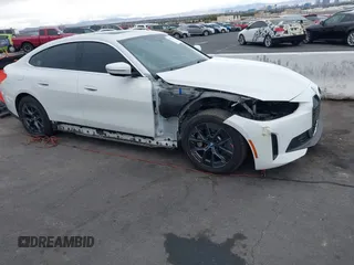 2024 BMW i4 eDrive35 z VIN WBY43AW04RFR67340, wystawiony jako IAAI lot #41797398 z przebiegiem 71 893 mil mil oraz . Historia ofert i sprzedaży dostępna na DreamBid. Obrazek 1.